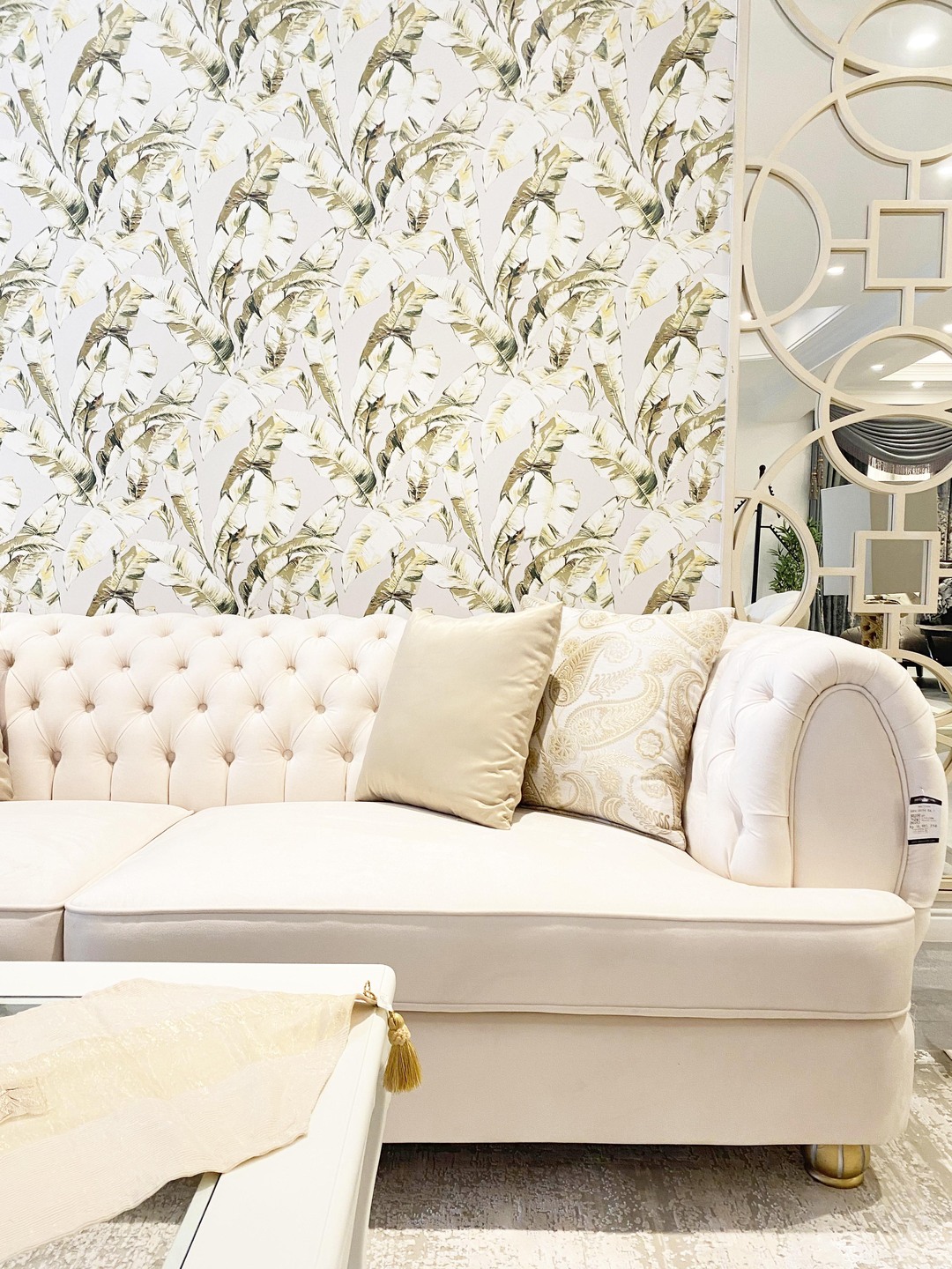 Menciptakan Sentuhan Yang Elegan Untuk Ruangan Anda: Memasang Wallpaper Yang Sesuai