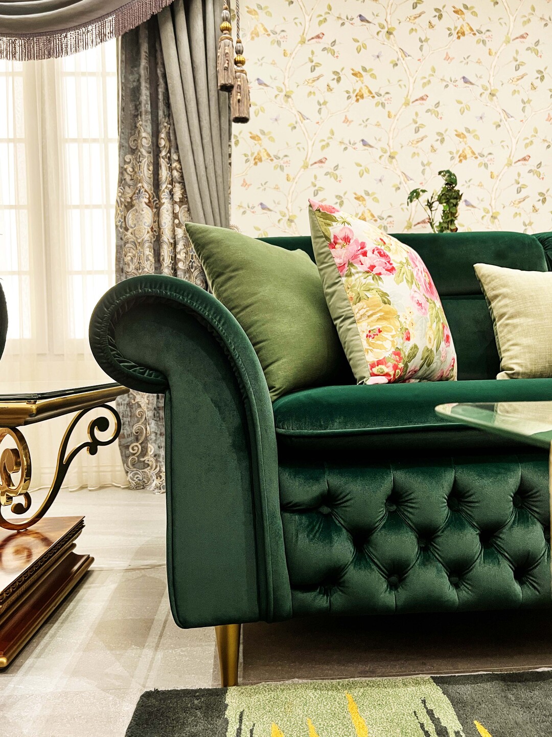 Elemen Design Interior Untuk Para Pecinta Hijau: Emerald Sofa Set Dari Serba Antik